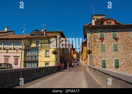 Cividale del Friuli, Italien - August 14. 2022. Die historische Teufelsbrücke - Ponte del Diavolo - über den Fluss Natisone in Cividale del Friuli, Italien Stockfoto