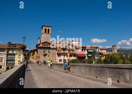 Cividale del Friuli, Italien - August 14. 2022. Die historische Teufelsbrücke - Ponte del Diavolo - über den Fluss Natisone in Cividale del Friuli, Italien Stockfoto