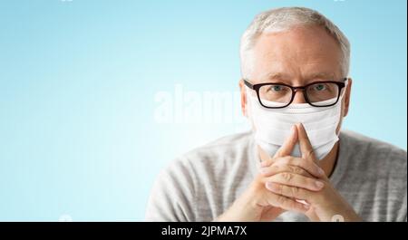 Nahaufnahme eines älteren Mannes mit Brille und medizinischer Maske Stockfoto
