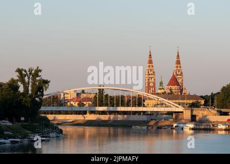 Brücke, Kathedrale und Theiß in Szeged an einem frühen Sommermorgen Stockfoto