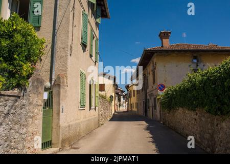 Eine ruhige Seitenstraße in der historischen Borgo Brossana-Gegend von Cividale del Friuli, Provinz Udine, Friaul-Julisch Venetien, Nordostitalien Stockfoto