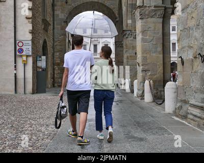 Die Sommerwoche ist von Wetterinstabilität geprägt. Gewitter und leuchtende Zaubersprüche blockieren den riesigen Touristenstrom nicht. Regenschirme offen gefärbt. Stockfoto