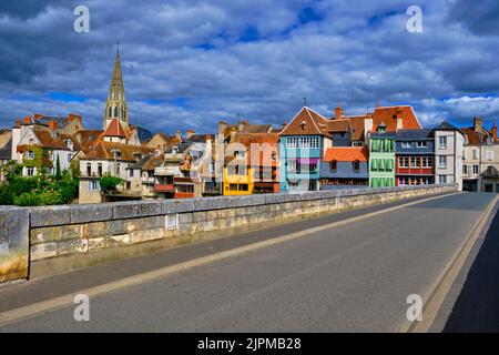 Argenton-Sur-Creuse, alte Häuser am Ufer Flusses Creuse, Frankreich, Indre (36) Stockfoto