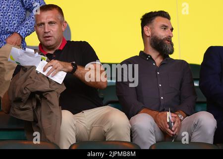 Ehemalige Crystal Palace-Spieler, James Screwcroft (L) und Mile Jedinak (R) schauen sich an - Norwich City gegen Huddersfield Town, Sky Bet Championship, Carrow Road, Norwich, Großbritannien - 16.. August 2022 nur zur redaktionellen Verwendung - es gelten DataCo-Einschränkungen Stockfoto