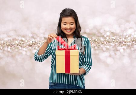 Glückliche asiatische Frau Eröffnung Geschenkbox Stockfoto