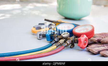 Werkzeuge für die Reparatur und Wartung von Klimaanlagen. Stockfoto