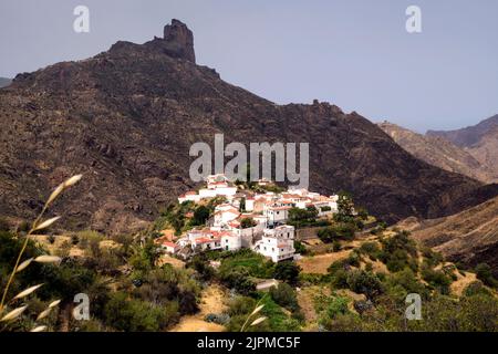 Blick auf das kleine Dorf Tejeda mit dem Bentayga-Felsen im Hintergrund, Grancanaria, Kanarische Inseln, Spanien Stockfoto