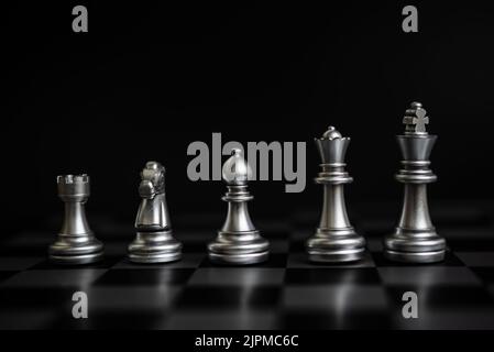 Schachspiel Gold und Silber auf schwarzem Hintergrund. Stockfoto