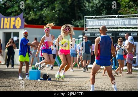 2022-08-19 11:23:16 BIDDINGHUIZEN -Festivalbesucher auf dem Festivalgelände am ersten Tag des dreitägigen Musikfestivals Ein Campingflug nach Lowlands Paradise. ANP FERDY DAMMAN niederlande Out - belgien Out Stockfoto