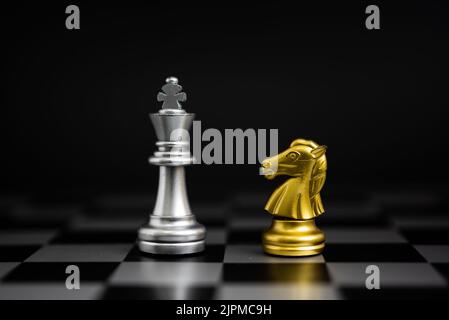 Schachspiel Gold und Silber auf schwarzem Hintergrund. Stockfoto