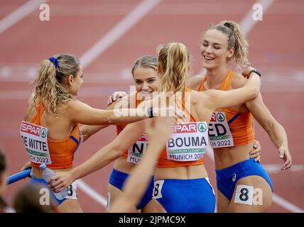 München, Deutschland. 19. August 2022. MÜNCHEN - Laura de Witte, Lisanne de Witte, Andrea Bouma und Lieke Klaver im Einsatz während der 4x400-Meter-Staffel am neunten Tag der Mehreuropameisterschaft. Die deutsche Stadt München wird 2022 eine kombinierte Europameisterschaft verschiedener Sportarten veranstalten. ANP ROBIN VAN LONKHUIJSEN Credit: ANP/Alamy Live News Stockfoto