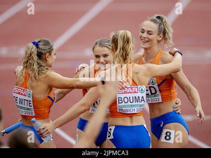 München, Deutschland. 19. August 2022. MÜNCHEN - Laura de Witte, Lisanne de Witte, Andrea Bouma und Lieke Klaver im Einsatz während der 4x400-Meter-Staffel am neunten Tag der Mehreuropameisterschaft. Die deutsche Stadt München wird 2022 eine kombinierte Europameisterschaft verschiedener Sportarten veranstalten. ANP ROBIN VAN LONKHUIJSEN Credit: ANP/Alamy Live News Stockfoto