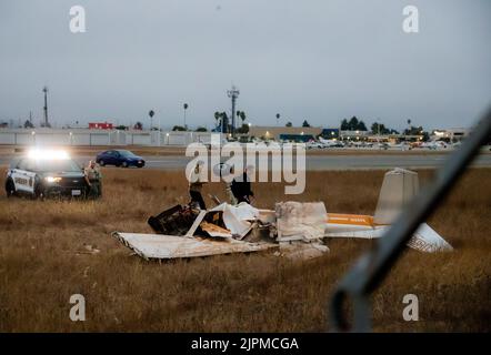 (220819) -- WATSONVILLE, 19. August 2022 (Xinhua) -- Ermittler arbeiten am Standort des Flugzeugabsturzes im Stadtflughafen Watsonville in Watsonville, Kalifornien, USA, am 18. August 2022. Mehrere Menschen wurden Berichten zufolge getötet, nachdem zwei Flugzeuge bei dem Versuch, in Watsonville, Kalifornien, in den Vereinigten Staaten zu landen, zusammengestoßen waren.die Behörden twitterte am Donnerstagnachmittag.der Absturz ereignete sich gegen 2:56 Uhr (2156 Uhr GMT) auf dem Stadtflughafen Watsonville und mehrere Agenturen eilten gegen 3:37 Uhr (2237 Uhr GMT) zum Tatort. Laut dem offiziellen Twitter-Account der Stadt. (Foto von Dong Stockfoto