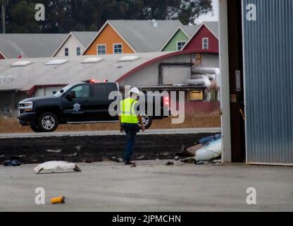 (220819) -- WATSONVILLE, 19. August 2022 (Xinhua) -- ein Ermittler arbeitet am Standort des Flugzeugabsturzes im Stadtflughafen Watsonville in Watsonville, Kalifornien, USA, am 18. August 2022. Mehrere Menschen wurden Berichten zufolge getötet, nachdem zwei Flugzeuge bei dem Versuch, in Watsonville, Kalifornien, in den Vereinigten Staaten zu landen, zusammengestoßen waren.die Behörden twitterte am Donnerstagnachmittag.der Absturz ereignete sich gegen 2:56 Uhr (2156 Uhr GMT) auf dem Stadtflughafen Watsonville und mehrere Agenturen eilten gegen 3:37 Uhr (2237 Uhr GMT) zum Tatort. Laut dem offiziellen Twitter-Account der Stadt. (Foto von do Stockfoto