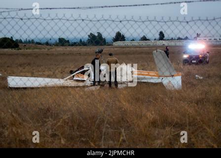 (220819) -- WATSONVILLE, 19. August 2022 (Xinhua) -- Ermittler arbeiten am Standort des Flugzeugabsturzes im Stadtflughafen Watsonville in Watsonville, Kalifornien, USA, am 18. August 2022. Mehrere Menschen wurden Berichten zufolge getötet, nachdem zwei Flugzeuge bei dem Versuch, in Watsonville, Kalifornien, in den Vereinigten Staaten zu landen, zusammengestoßen waren.die Behörden twitterte am Donnerstagnachmittag.der Absturz ereignete sich gegen 2:56 Uhr (2156 Uhr GMT) auf dem Stadtflughafen Watsonville und mehrere Agenturen eilten gegen 3:37 Uhr (2237 Uhr GMT) zum Tatort. Laut dem offiziellen Twitter-Account der Stadt. (Foto von Dong Stockfoto