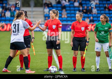 Hjorring, Dänemark. 18. August 2022. Schiedsrichter Katalin Sipos beim UEFA Women's Champions League Qualifikationsspiel zwischen Fortuna Hjorring und Eintracht Frankfurt im Hjorring Stadion in Hjorring. (Foto: Gonzales Photo/Alamy Live News Stockfoto