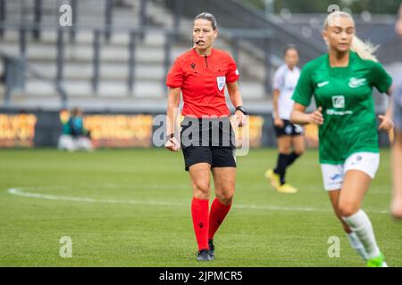 Hjorring, Dänemark. 18. August 2022. Schiedsrichter Katalin Sipos beim UEFA Women's Champions League Qualifikationsspiel zwischen Fortuna Hjorring und Eintracht Frankfurt im Hjorring Stadion in Hjorring. (Foto: Gonzales Photo/Alamy Live News Stockfoto