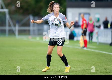 Hjorring, Dänemark. 18. August 2022. Barbara Dunst (28) von Eintracht Frankfurt beim Qualifikationsspiel der UEFA Women's Champions League zwischen Fortuna Hjorring und Eintracht Frankfurt im Hjorring Stadion in Hjorring. (Foto: Gonzales Photo/Alamy Live News Stockfoto