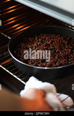 Frisch zubereitetes Heidelbeer-Müsli aus dem Ofen. Hausgemachtes Frühstück. Stockfoto