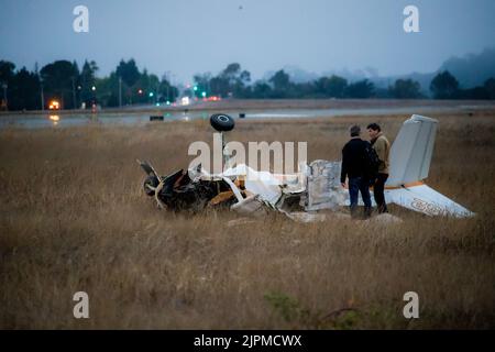 (220819) -- WATSONVILLE, 19. August 2022 (Xinhua) -- Ermittler arbeiten am Standort des Flugzeugabsturzes im Stadtflughafen Watsonville in Watsonville, Kalifornien, USA, am 18. August 2022. Mehrere Menschen wurden Berichten zufolge getötet, nachdem zwei Flugzeuge bei dem Versuch, in Watsonville, Kalifornien, in den Vereinigten Staaten zu landen, zusammengestoßen waren.die Behörden twitterte am Donnerstagnachmittag.der Absturz ereignete sich gegen 2:56 Uhr (2156 Uhr GMT) auf dem Stadtflughafen Watsonville und mehrere Agenturen eilten gegen 3:37 Uhr (2237 Uhr GMT) zum Tatort. Laut dem offiziellen Twitter-Account der Stadt. (Foto von Dong Stockfoto