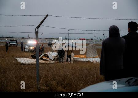 (220819) -- WATSONVILLE, 19. August 2022 (Xinhua) -- Ermittler arbeiten am Standort des Flugzeugabsturzes im Stadtflughafen Watsonville in Watsonville, Kalifornien, USA, am 18. August 2022. Mehrere Menschen wurden Berichten zufolge getötet, nachdem zwei Flugzeuge bei dem Versuch, in Watsonville, Kalifornien, in den Vereinigten Staaten zu landen, zusammengestoßen waren.die Behörden twitterte am Donnerstagnachmittag.der Absturz ereignete sich gegen 2:56 Uhr (2156 Uhr GMT) auf dem Stadtflughafen Watsonville und mehrere Agenturen eilten gegen 3:37 Uhr (2237 Uhr GMT) zum Tatort. Laut dem offiziellen Twitter-Account der Stadt. (Foto von Dong Stockfoto