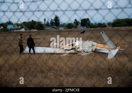 (220819) -- WATSONVILLE, 19. August 2022 (Xinhua) -- Ermittler arbeiten am Standort des Flugzeugabsturzes im Stadtflughafen Watsonville in Watsonville, Kalifornien, USA, am 18. August 2022. Mehrere Menschen wurden Berichten zufolge getötet, nachdem zwei Flugzeuge bei dem Versuch, in Watsonville, Kalifornien, in den Vereinigten Staaten zu landen, zusammengestoßen waren.die Behörden twitterte am Donnerstagnachmittag.der Absturz ereignete sich gegen 2:56 Uhr (2156 Uhr GMT) auf dem Stadtflughafen Watsonville und mehrere Agenturen eilten gegen 3:37 Uhr (2237 Uhr GMT) zum Tatort. Laut dem offiziellen Twitter-Account der Stadt. (Foto von Dong Stockfoto