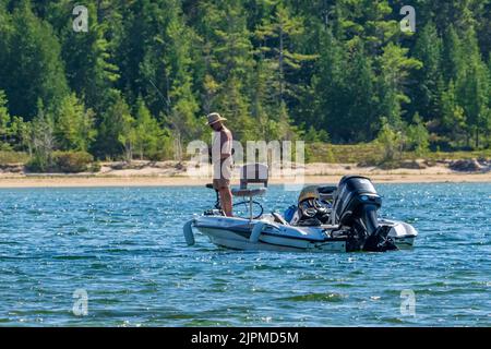 Eine der Anziehungen nach Washington Island in Door County Wisconsin ist das Sportfischen. Hier versucht ein eingeflügeltes Fischer sein Glück in Jackson Harbor. Stockfoto