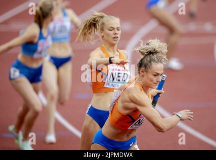 München, Deutschland. 19. August 2022. MÜNCHEN - Andrea Bouma und Lieke Klaver im Einsatz während der 4x400-Meter-Staffel am neunten Tag der Mehreuropameisterschaft. Die deutsche Stadt München wird 2022 eine kombinierte Europameisterschaft verschiedener Sportarten veranstalten. ANP ROBIN VAN LONKHUIJSEN Credit: ANP/Alamy Live News Stockfoto