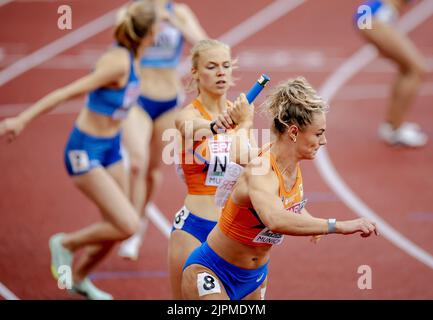 München, Deutschland. 19. August 2022. MÜNCHEN - Andrea Bouma und Lieke Klaver im Einsatz während der 4x400-Meter-Staffel am neunten Tag der Mehreuropameisterschaft. Die deutsche Stadt München wird 2022 eine kombinierte Europameisterschaft verschiedener Sportarten veranstalten. ANP ROBIN VAN LONKHUIJSEN Credit: ANP/Alamy Live News Stockfoto