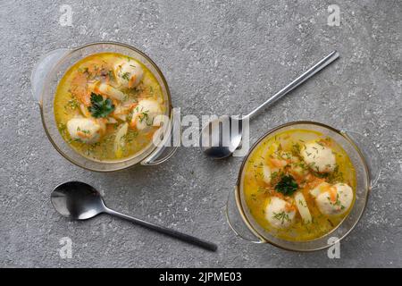 Suppe mit Fleischbällchen und Kräutern, Mittagsmenü, gesunde Ernährung Stockfoto