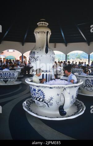 Tasse Tee Ride, Alton Towers Resort, Staffordshire, England, UK. Ca. 80er Stockfoto