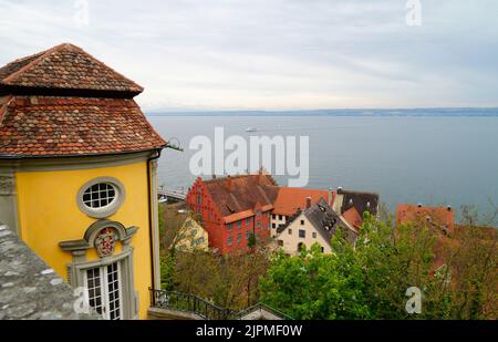 Eine landschaftlich reizvolle Aussicht auf den Bodensee vom Neuen Schloss Meersburg in Meersburg, Baden-Württemberg, Deutschland Stockfoto