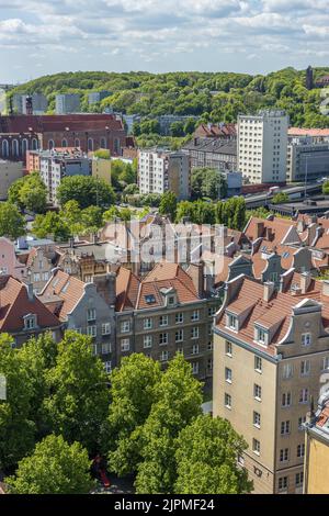 Eine Luftaufnahme von dichten Wohngebäuden und Bäumen unter dem wolkigen Himmel in Danzig, Polen Stockfoto