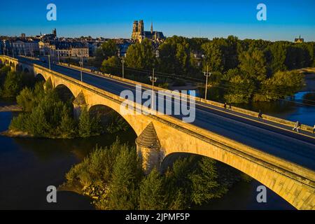 Die Loire, Georges 5 Brücke und Kathedrale Sainte-Croix, Orleans, Loiret, Frankreich Stockfoto