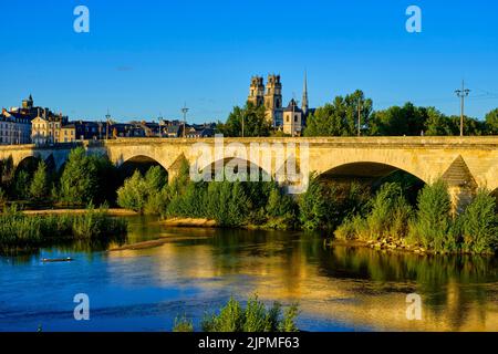 Die Loire, Georges 5 Brücke und Kathedrale Sainte-Croix, Orleans, Loiret, Frankreich Stockfoto