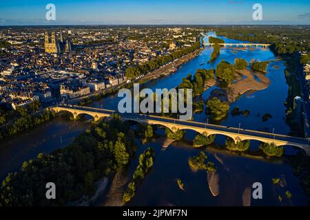 Die Loire, Georges 5 Brücke und Kathedrale Sainte-Croix, Orleans, Loiret, Frankreich Stockfoto