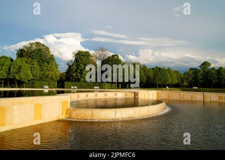 Brunnen von Schloss Schleißheim und ein großer Barockpark der königlichen Familie Wittelsbach im Dorf Oberschleißheim, Bayern, Deutschland Stockfoto