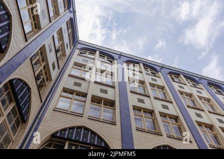 Berlin, Deutschland - 2022.07.29: Blick auf einen typischen städtischen Innenhof. Stockfoto
