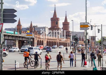 Berlin, Deutschland - 2022.07.29: Alltag in Berlin im Sommer in Kreuzberg. Im Hintergrund die Oberbaumbrücke Stockfoto