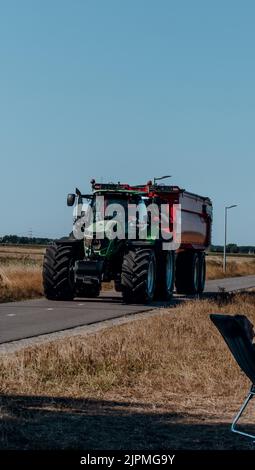 Traktor auf dem Bikelan in den Niederlanden Stockfoto