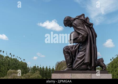 Berlin, Deutschland - 2022.07.30: Detail der Statue eines sich verbeugenden Soldaten auf dem sowjetischen Kriegsdenkmal Treptow und dem Militärfriedhof im Treptower Park. Stockfoto