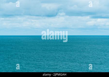 Blick auf das Meer und den Horizont von einer hohen Position im Sommer. Stockfoto