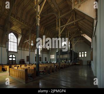 Jugendstil-Innenraum der Kirche des Heiligen Adalbert (Kostel svatého Vojtěcha), entworfen vom tschechischen Architekten Emil Králíček (1905) im Stadtteil Libeň in Prag, Tschechische Republik. Stockfoto