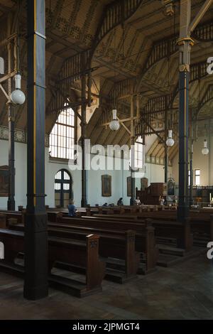 Jugendstil-Innenraum der Kirche des Heiligen Adalbert (Kostel svatého Vojtěcha), entworfen vom tschechischen Architekten Emil Králíček (1905) im Stadtteil Libeň in Prag, Tschechische Republik. Stockfoto