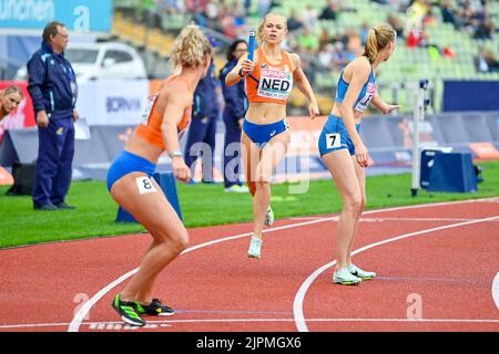 MÜNCHEN, DEUTSCHLAND - 19. AUGUST: Andrea Bouma aus den Niederlanden und Lieke Klaver aus den Niederlanden treten am 19. August 2022 bei der Europameisterschaft München 2022 im Olympiastadion in Munchen beim 4x400-m-Staffellauf der Frauen an (Foto: Andy Astfalck/BSR Agency) Stockfoto