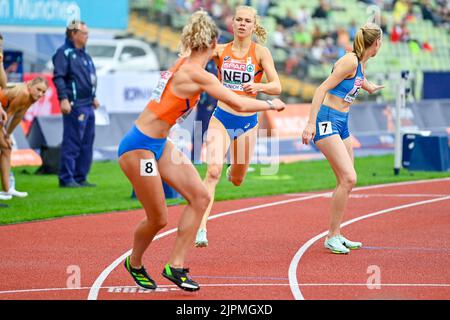 MÜNCHEN, DEUTSCHLAND - 19. AUGUST: Andrea Bouma aus den Niederlanden und Lieke Klaver aus den Niederlanden treten am 19. August 2022 bei der Europameisterschaft München 2022 im Olympiastadion in Munchen beim 4x400-m-Staffellauf der Frauen an (Foto: Andy Astfalck/BSR Agency) Stockfoto