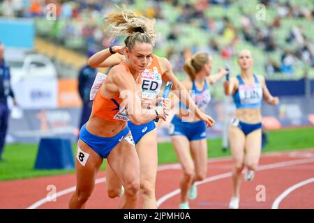 MÜNCHEN, DEUTSCHLAND - 19. AUGUST: Andrea Bouma aus den Niederlanden und Lieke Klaver aus den Niederlanden treten am 19. August 2022 bei der Europameisterschaft München 2022 im Olympiastadion in Munchen beim 4x400-m-Staffellauf der Frauen an (Foto: Andy Astfalck/BSR Agency) Stockfoto