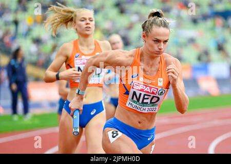 MÜNCHEN, DEUTSCHLAND - 19. AUGUST: Andrea Bouma aus den Niederlanden und Lieke Klaver aus den Niederlanden treten am 19. August 2022 bei der Europameisterschaft München 2022 im Olympiastadion in Munchen beim 4x400-m-Staffellauf der Frauen an (Foto: Andy Astfalck/BSR Agency) Stockfoto