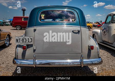 Libanon, TN - 13. Mai 2022: Rückansicht einer Chevrolet Sedan Delivery aus dem Jahr 1950 aus der Perspektive auf einer lokalen Automesse. Stockfoto