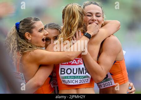 MÜNCHEN, DEUTSCHLAND - AUGUST 19: Andrea Bouma aus den Niederlanden, Lieke Klaver aus den Niederlanden, Lisanne de Witte aus den Niederlanden und Laura de Witte aus den Niederlanden bei der Europameisterschaft München 2022 im Olympiastadion am 19. August 2022 in München (Foto: Andy Astfalck/BSR Agency) Stockfoto